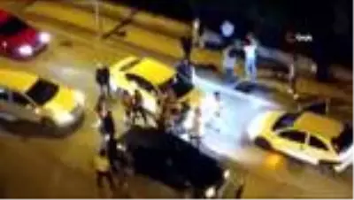 Yol verme meselesi yüzünden kavga çıktı, yumruklar havada uçuştu! Öfkeli grubu imam ayırdı Yol verme meselesi yüzünden kavga çıktı, yumruklar havada uçuştu! Öfkeli grubu imam ayırdı
