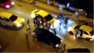 Yol verme meselesi yüzünden kavga çıktı, yumruklar havada uçuştu! Öfkeli grubu imam ayırdı Yol verme meselesi yüzünden kavga çıktı, yumruklar havada uçuştu! Öfkeli grubu imam ayırdı