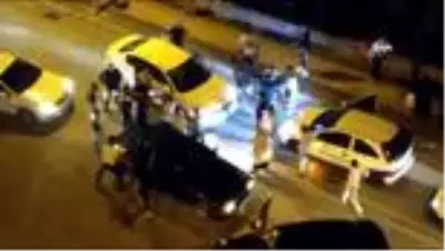 Yol verme meselesi yüzünden kavga çıktı, yumruklar havada uçuştu! Öfkeli grubu imam ayırdı Yol verme meselesi yüzünden kavga çıktı, yumruklar havada uçuştu! Öfkeli grubu imam ayırdı