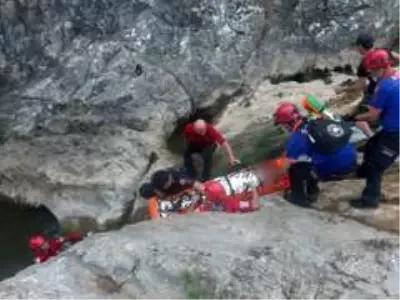 Yürüyüş yaparken kayalıklardan düşen kadın ekipler tarafından kurtarıldı Yürüyüş yaparken kayalıklardan düşen kadın ekipler tarafından kurtarıldı