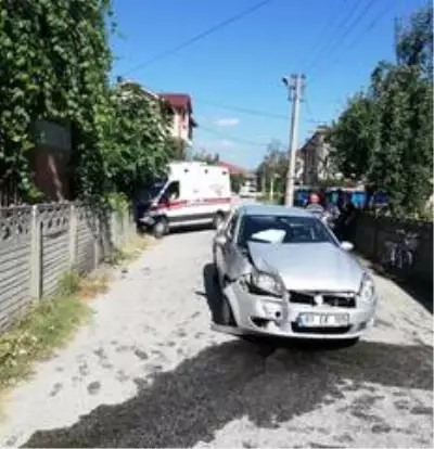 112 Ekibi kaza yaptı, Sağlık İl Müdürü yalnız bırakmadı 112 Ekibi kaza yaptı, Sağlık İl Müdürü yalnız bırakmadı