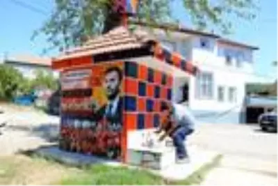 26 yıldır şampiyon takımın renklerine boyanıyor 26 yıldır şampiyon takımın renklerine boyanıyor