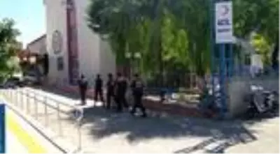 3 yıldır aranan bayan uyuşturucu taciri akraba evinde yakaladı 3 yıldır aranan bayan uyuşturucu taciri akraba evinde yakaladı