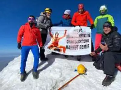 Ağrı Dağı'nın zirvesi sahibini ağırladı Ağrı Dağı'nın zirvesi sahibini ağırladı