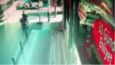 Ambulans minibüse arkadan çarptı: 1 yaralı...Kaza anı kamerada Ambulans minibüse arkadan çarptı: 1 yaralı...Kaza anı kamerada