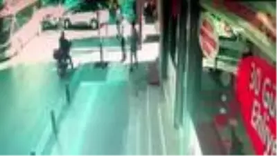 Ambulans minibüse arkadan çarptı: 1 yaralı...Kaza anı kamerada Ambulans minibüse arkadan çarptı: 1 yaralı...Kaza anı kamerada