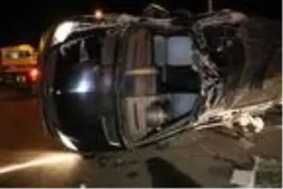 Ankara'da, lastiği patlayan minibüs takla attı: 3'ü ağır, 12 yaralı Ankara'da, lastiği patlayan minibüs takla attı: 3'ü ağır, 12 yaralı