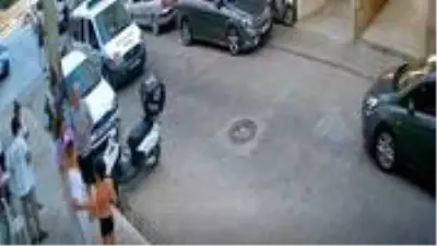 Annelerinin araçta bıraktığı 2 çocuğu kaçırmaya kalkışan şüpheli, yakalandı Annelerinin araçta bıraktığı 2 çocuğu kaçırmaya kalkışan şüpheli, yakalandı