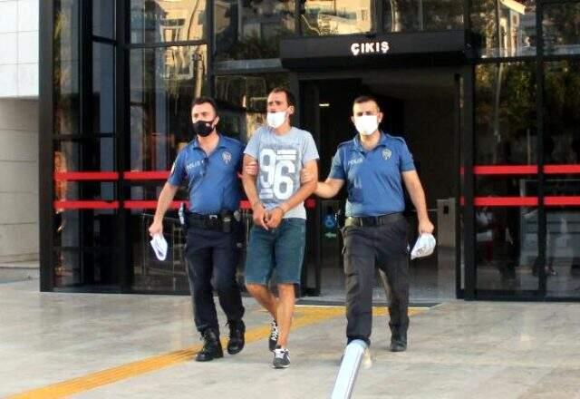 Annelerinin araçta bıraktığı 2 çocuğu kaçırmaya kalkışan şüpheli, yakalandı Annelerinin araçta bıraktığı 2 çocuğu kaçırmaya kalkışan şüpheli, yakalandı