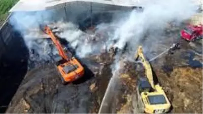 Antalya'da çiftlikteki yemler alev alev yandı Antalya'da çiftlikteki yemler alev alev yandı