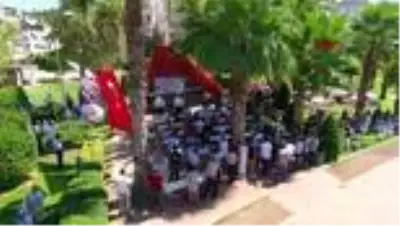 ANTALYA Kadın cinayetlerine dikkat çekmek için 'Al Yazma Anıtı'nda meclis toplantısı yapıldı ANTALYA Kadın cinayetlerine dikkat çekmek için 'Al Yazma Anıtı'nda meclis toplantısı yapıldı