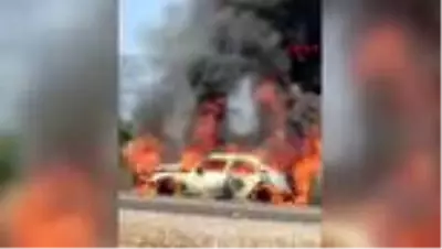 ANTALYA Motor bölümünden alev alan otomobil, kül oldu ANTALYA Motor bölümünden alev alan otomobil, kül oldu