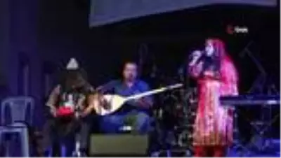 Aşık Mahzuni Şerif'in kızından lavanta şenliğinde mini konser Aşık Mahzuni Şerif'in kızından lavanta şenliğinde mini konser