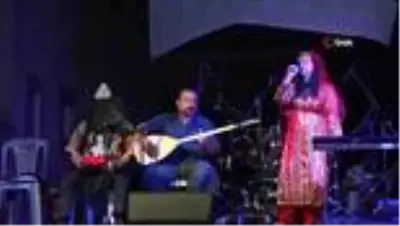 Aşık Mahzuni Şerif'in kızından lavanta şenliğinde mini konser Aşık Mahzuni Şerif'in kızından lavanta şenliğinde mini konser
