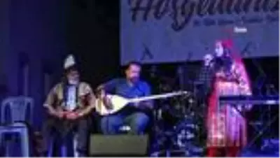 Aşık Mahzuni Şerif'in kızından lavanta şenliğinde mini konser Aşık Mahzuni Şerif'in kızından lavanta şenliğinde mini konser