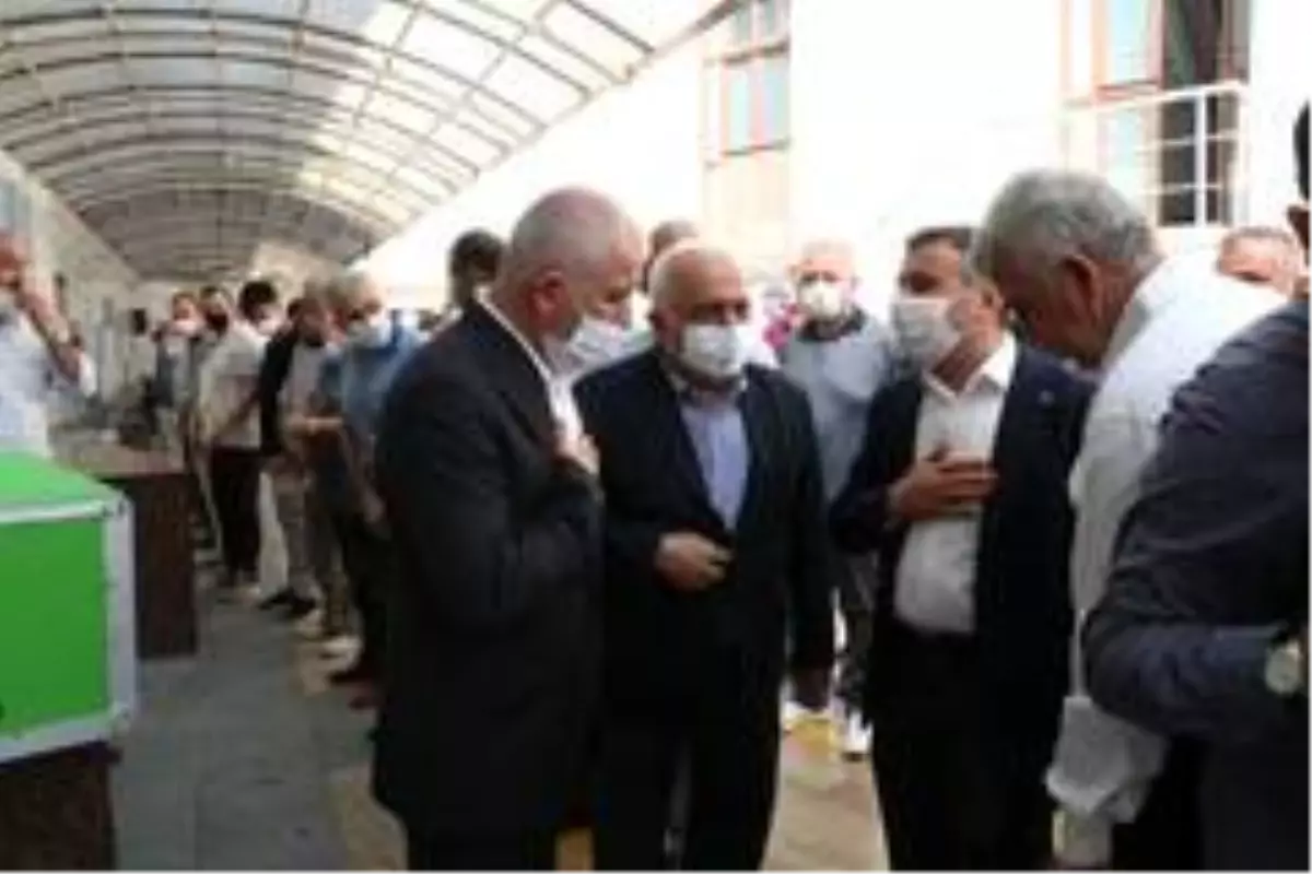 Başkan Yardımcısı Gösterişli'den annesine son görev