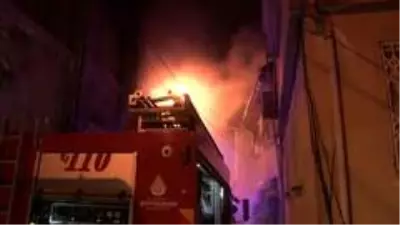Son dakika haberleri... Beşiktaş'ta 4 katlı binanın çatı katında korkutan yangın Son dakika haberleri... Beşiktaş'ta 4 katlı binanın çatı katında korkutan yangın