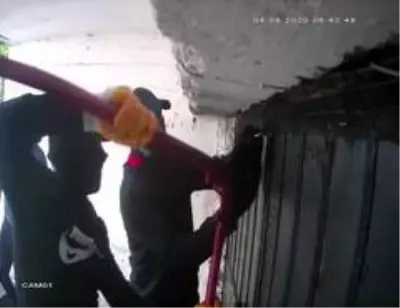 Aynı dükkanı iki kere soyan hırsızlar, 500 bin lira değerindeki malzemeleri çalıp sırra kadem bastı Aynı dükkanı iki kere soyan hırsızlar, 500 bin lira değerindeki malzemeleri çalıp sırra kadem bastı