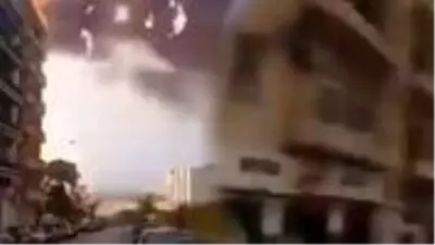 Beyrut'ta atom bombasını andıran patlamanın basıncı amatör kameramanı yuttu Beyrut'ta atom bombasını andıran patlamanın basıncı amatör kameramanı yuttu