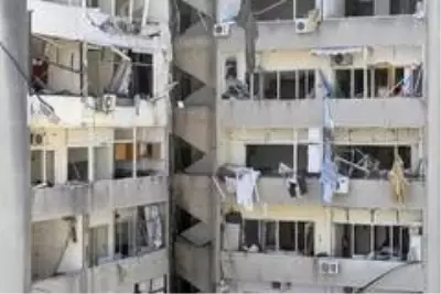 Beyrut'ta molozlar kaldırılıyor Beyrut'ta molozlar kaldırılıyor