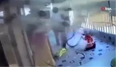Beyrut'taki patlama sırasında Afrikalı kadından kahramanca hareket Beyrut'taki patlama sırasında Afrikalı kadından kahramanca hareket