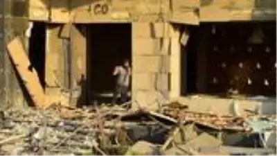 Beyrut'u harabeye çeviren patlamanın görgü tanıkları anlatıyor: Kulaklarımız sağır oldu, üzerimize cam kırıkları yağdı Beyrut'u harabeye çeviren patlamanın görgü tanıkları anlatıyor: Kulaklarımız sağır oldu, üzerimize cam kırıkları yağdı