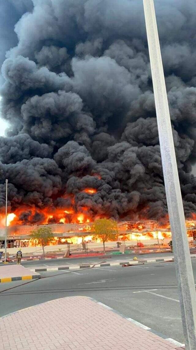 Birleşik Arap Emirlikleri'nin Acman kentinde bir çarşıda yangın çıktı Birleşik Arap Emirlikleri'nin Acman kentinde bir çarşıda yangın çıktı