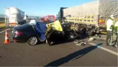 Bolu'da otomobil tırın altına girdi: 3 ölü, 1 yaralı Bolu'da otomobil tırın altına girdi: 3 ölü, 1 yaralı
