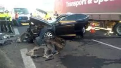 Bolu'da otomobil tırın altına girdi: 3 ölü, 1 yaralı Bolu'da otomobil tırın altına girdi: 3 ölü, 1 yaralı