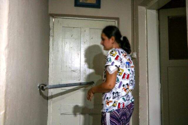 Boşanma isteğini hazmedemeyen koca, 3 çocuğunun gözleri önünde eşine saldırdı