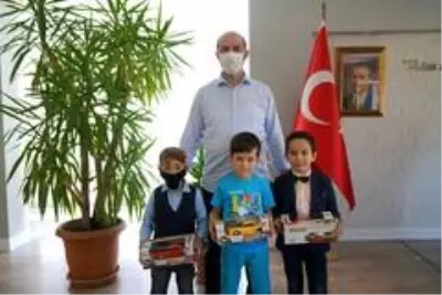 Buldukları parayı zabıtaya teslim eden çocuklara ödül Buldukları parayı zabıtaya teslim eden çocuklara ödül