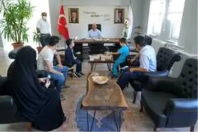 Buldukları parayı zabıtaya teslim eden çocuklara ödül Buldukları parayı zabıtaya teslim eden çocuklara ödül