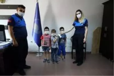 Buldukları parayı zabıtaya teslim eden çocuklara ödül Buldukları parayı zabıtaya teslim eden çocuklara ödül