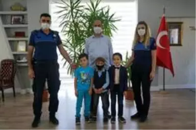 Buldukları parayı zabıtaya teslim eden çocuklara ödül Buldukları parayı zabıtaya teslim eden çocuklara ödül