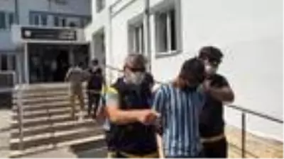 Bursa'da 10 günde 11 araç çalan hırsızlar, ekiplerden kaçmak için uçurumdan atladı ama sonunda yakayı ele verdi Bursa'da 10 günde 11 araç çalan hırsızlar, ekiplerden kaçmak için uçurumdan atladı ama sonunda yakayı ele verdi