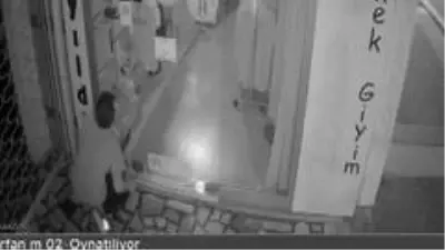 Bursa'da giyim mağazasına giren hırsız güvenlik kameralarını hesaba katmadı Bursa'da giyim mağazasına giren hırsız güvenlik kameralarını hesaba katmadı