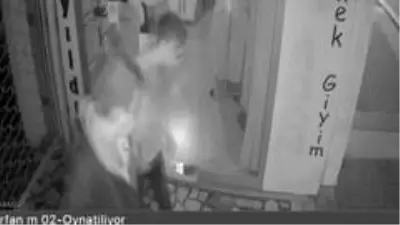 Bursa'da giyim mağazasına giren hırsız güvenlik kameralarını hesaba katmadı Bursa'da giyim mağazasına giren hırsız güvenlik kameralarını hesaba katmadı
