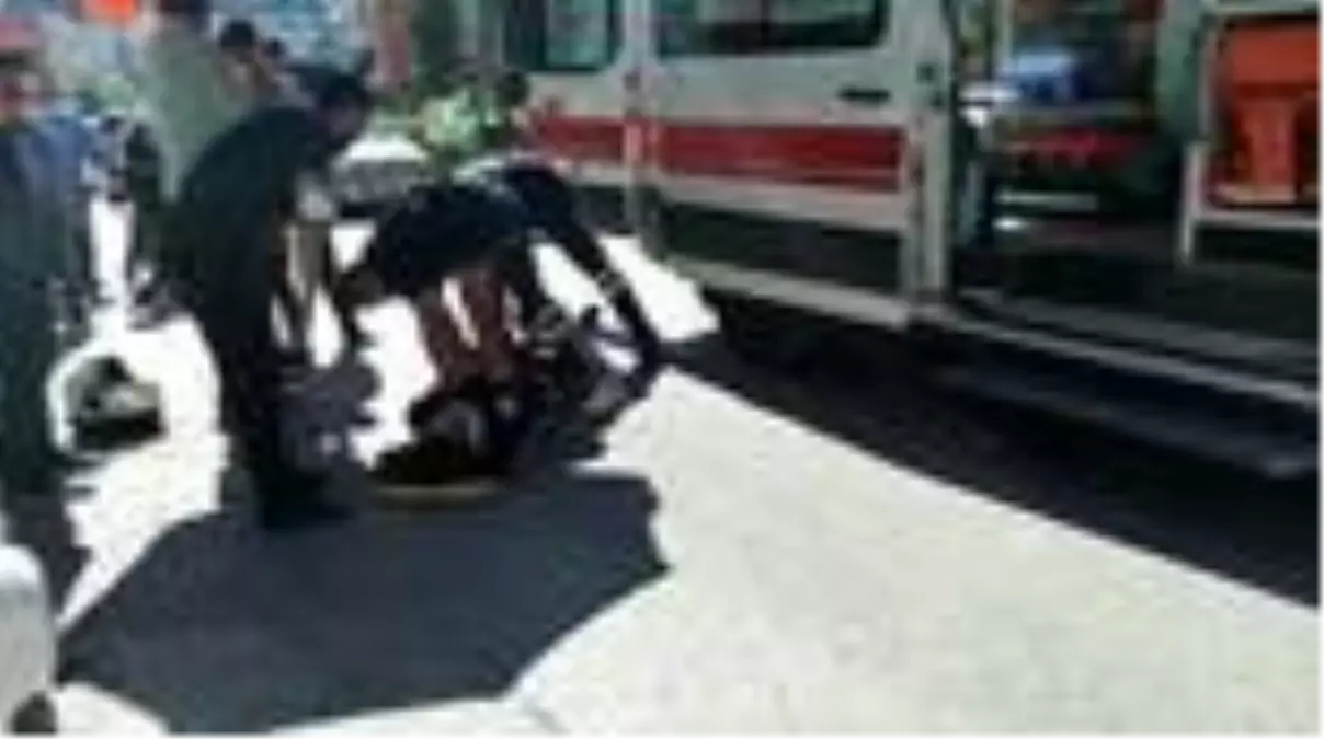 ÇORUM Kaza yapan yunus polisini, şemsiyeyle güneşten korudu