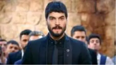 Denizde aşka gelen Akın Akınözü, sevgilisini öpmelere doyamadı Denizde aşka gelen Akın Akınözü, sevgilisini öpmelere doyamadı