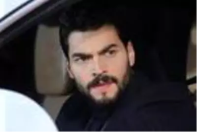 Denizde aşka gelen Akın Akınözü, sevgilisini öpmelere doyamadı Denizde aşka gelen Akın Akınözü, sevgilisini öpmelere doyamadı