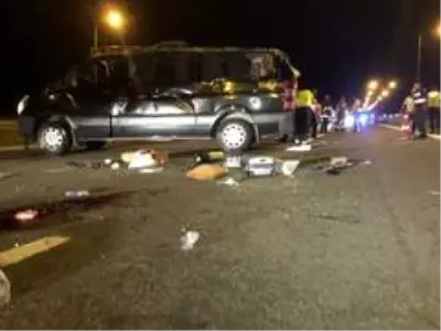 Düğüne giden kişileri taşıyan minibüs devrildi: 3'ü ağır 12 yaralı Düğüne giden kişileri taşıyan minibüs devrildi: 3'ü ağır 12 yaralı