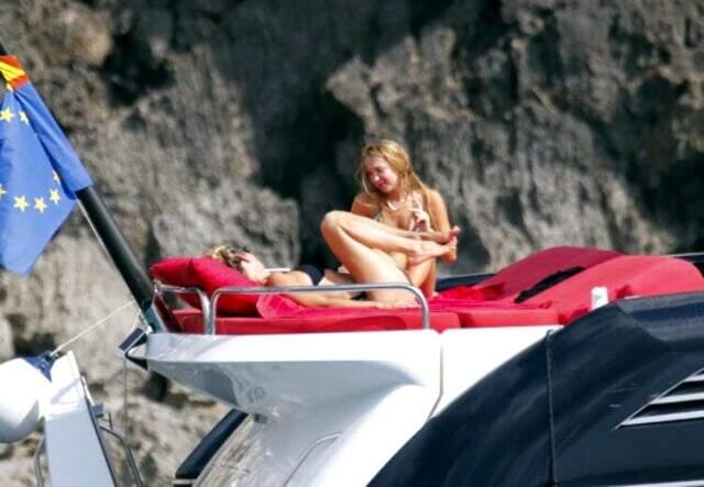 Dünyaca ünlü model Kate Moss, bikinili görüntülenmekten kurtulamadı Dünyaca ünlü model Kate Moss, bikinili görüntülenmekten kurtulamadı