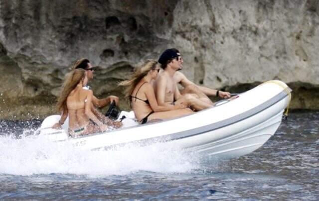 Dünyaca ünlü model Kate Moss, bikinili görüntülenmekten kurtulamadı Dünyaca ünlü model Kate Moss, bikinili görüntülenmekten kurtulamadı