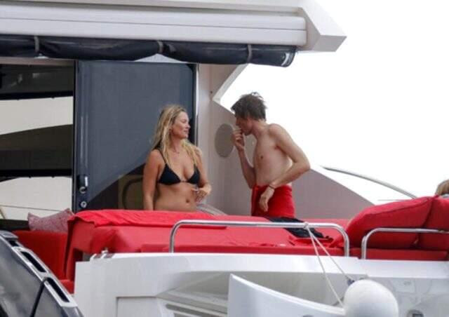 Dünyaca ünlü model Kate Moss, bikinili görüntülenmekten kurtulamadı Dünyaca ünlü model Kate Moss, bikinili görüntülenmekten kurtulamadı