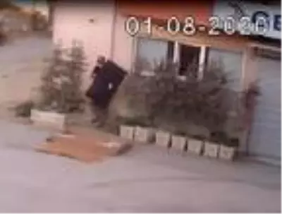 Eğitim kurumundan 30 bin TL'lik elektronik eşya çalan şüpheli yakalandı Eğitim kurumundan 30 bin TL'lik elektronik eşya çalan şüpheli yakalandı