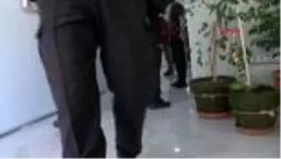 Eşini çalıştığı kafede tabancayla öldürüp, patronunu ağır yaraladı Eşini çalıştığı kafede tabancayla öldürüp, patronunu ağır yaraladı