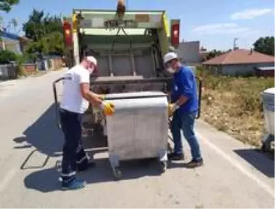 Eski çöp konteynerleri yenisiyle değiştiriliyor Eski çöp konteynerleri yenisiyle değiştiriliyor