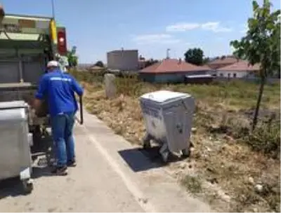 Eski çöp konteynerleri yenisiyle değiştiriliyor Eski çöp konteynerleri yenisiyle değiştiriliyor
