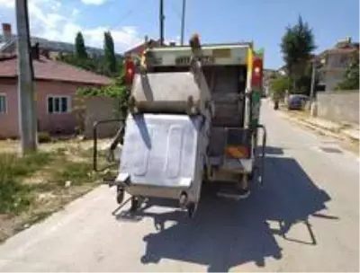 Eski çöp konteynerleri yenisiyle değiştiriliyor Eski çöp konteynerleri yenisiyle değiştiriliyor