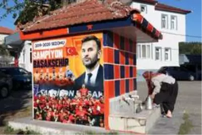 Fanatik çeşme şampiyon Medipol Başakşehir'in renklerine boyandı Fanatik çeşme şampiyon Medipol Başakşehir'in renklerine boyandı